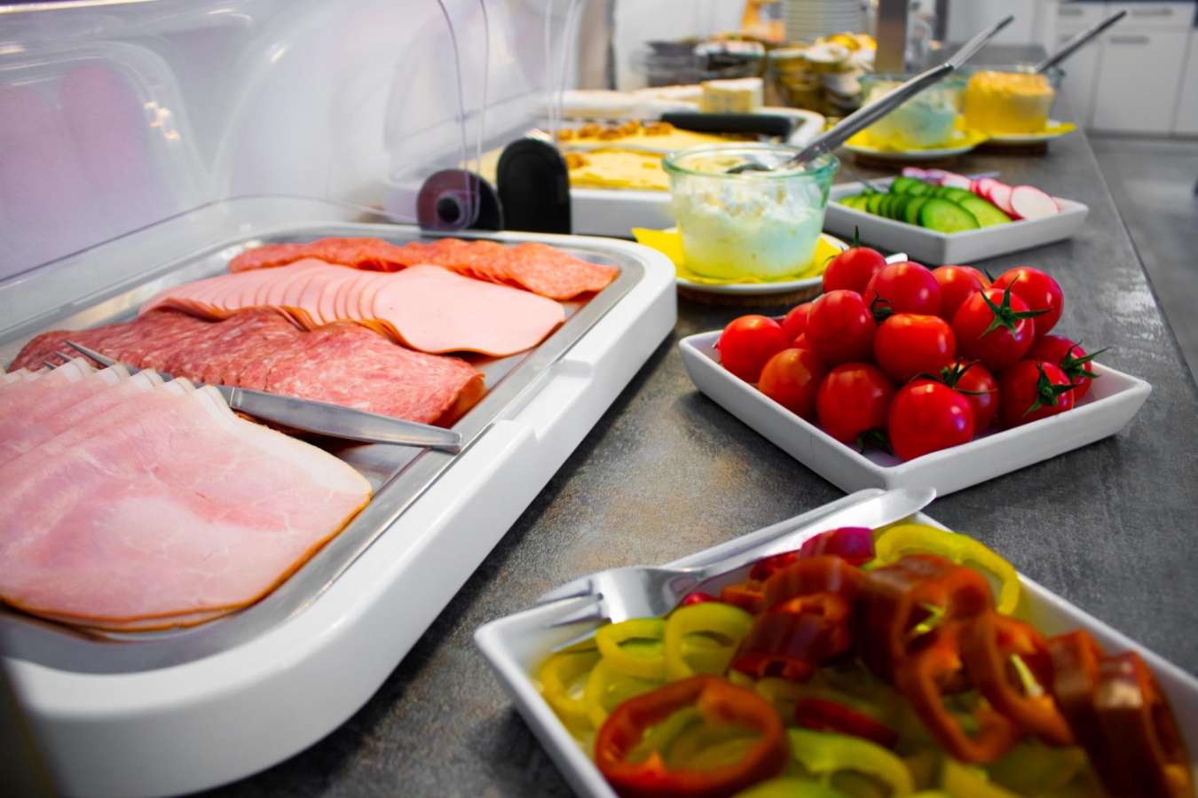 Frühstücksbuffet mit Aufschnitt, Tomaten und Paprika