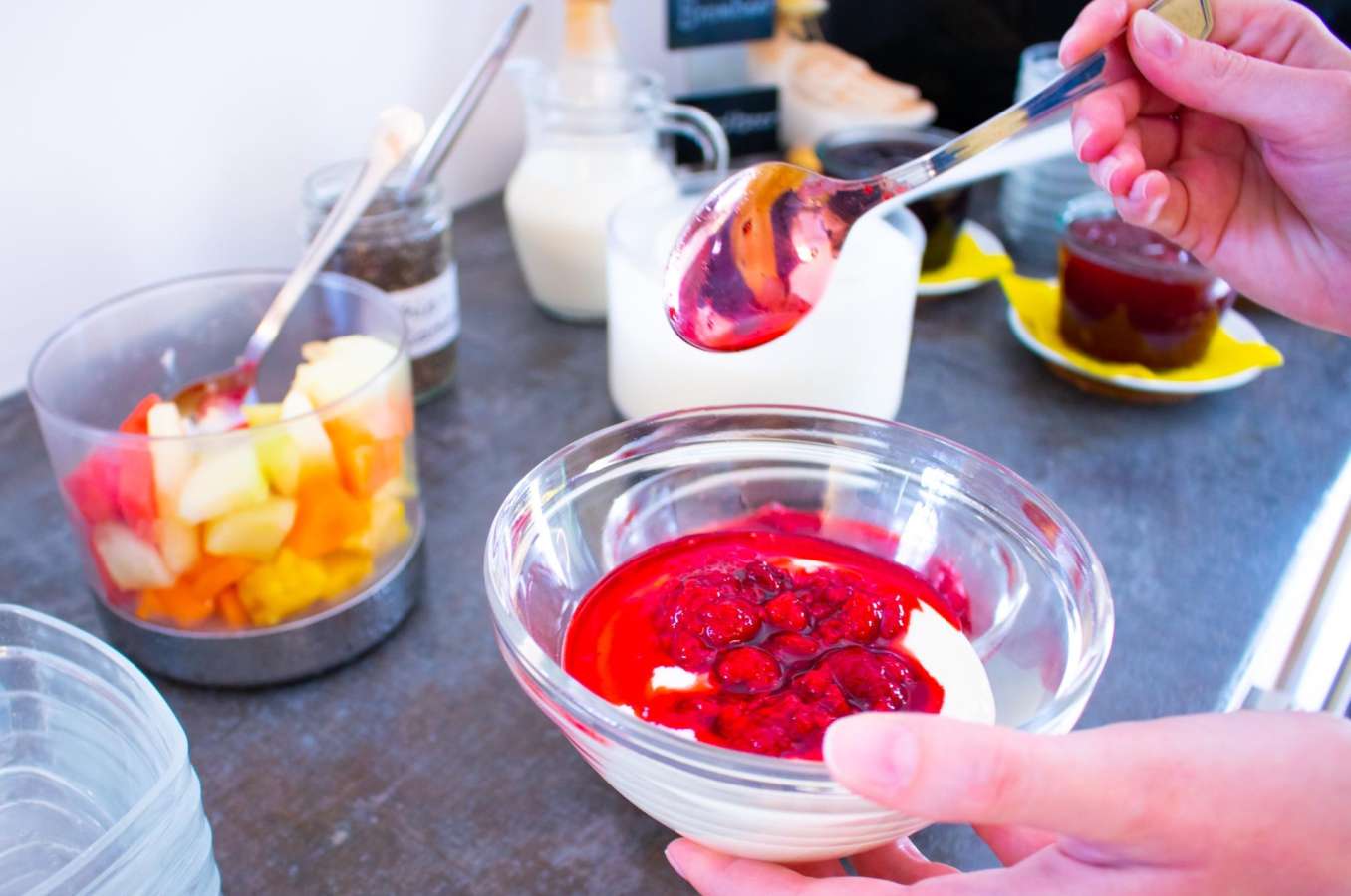Joghurt mit Himbeeren am Frühstücksbuffet
