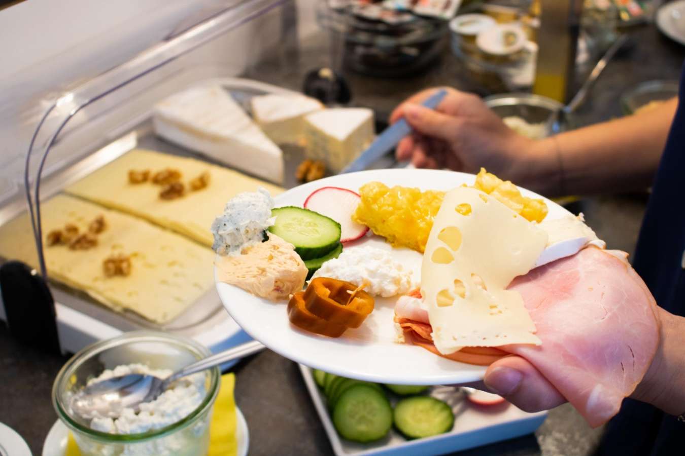 Frühstückteller mit Käse, Schinken und Gemüse