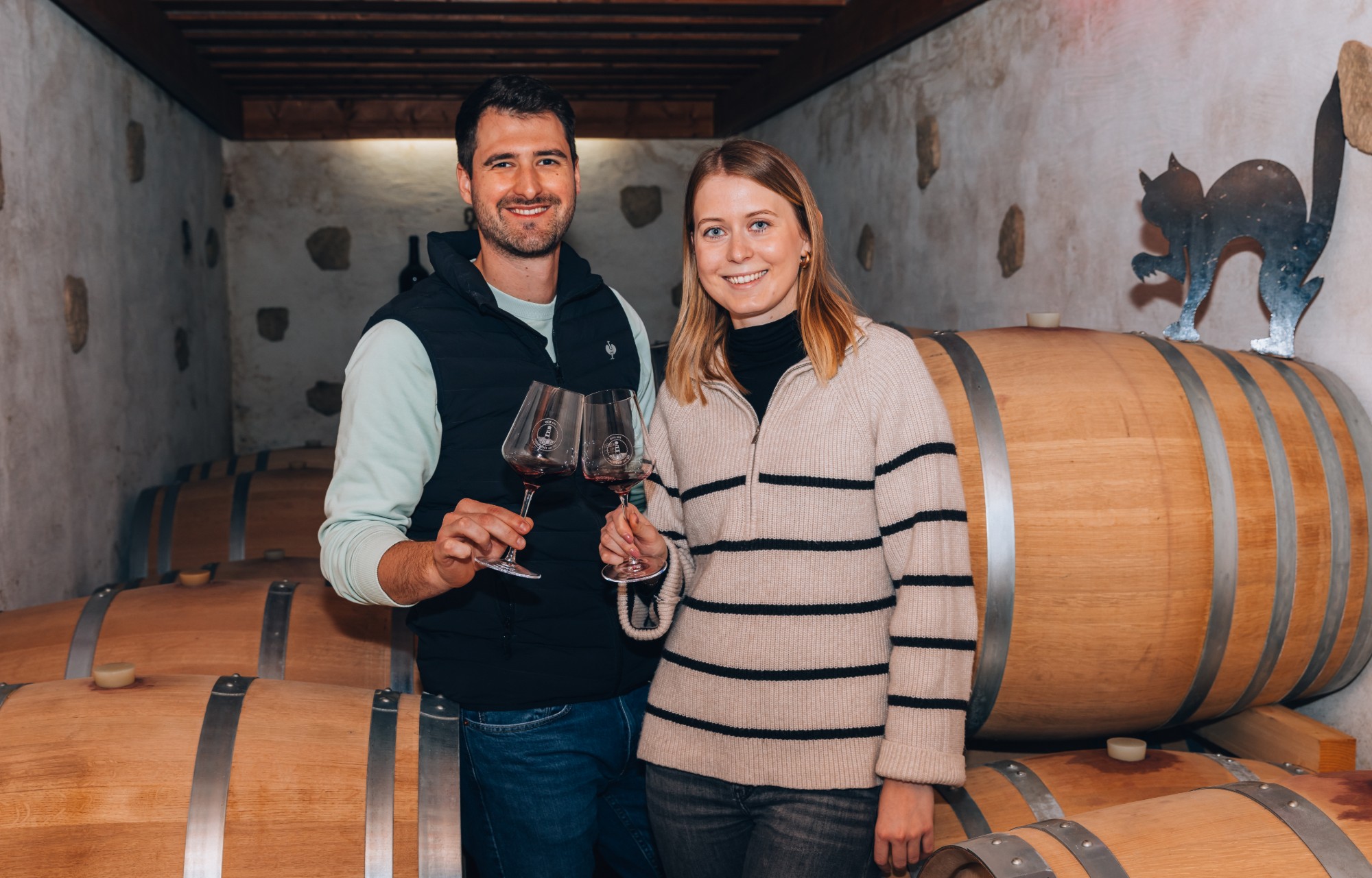 Michael Dombi und Anna mit Rotwein im Barriquekeller