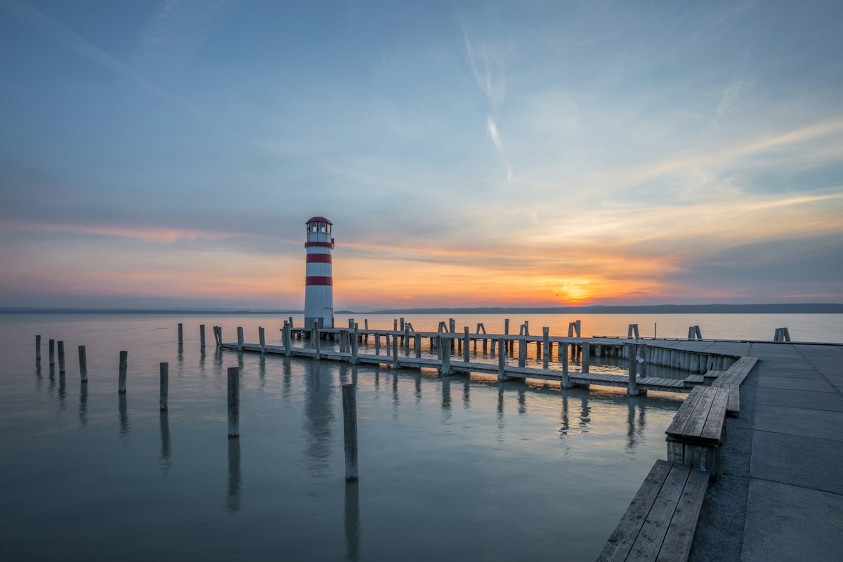 Platzhalter: Steg und Leuchtturm im Morgenlicht