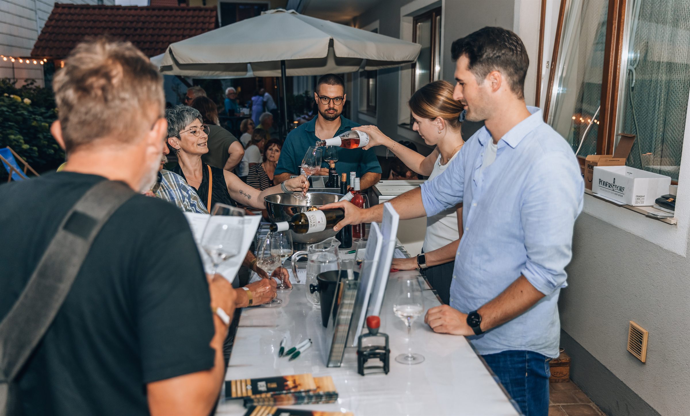 Anna und Michael schenken bei Wein³ am Stand von Dombi-Weiss aus