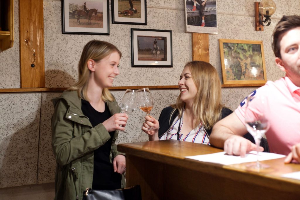 Anna und Franziska stoßen beim Weinfrühling mit Rosé an