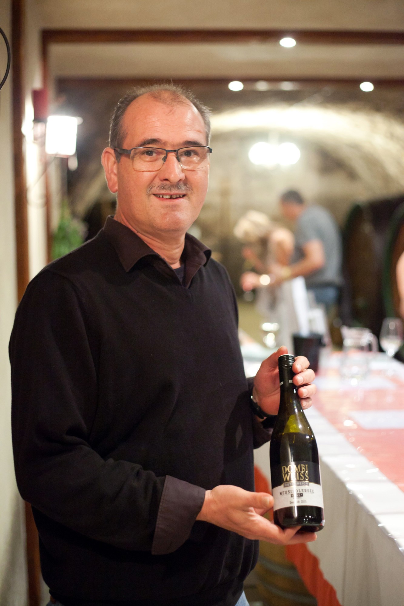 Christian Dombi mit einer Flasche Neusiedlersee DAC Reserve