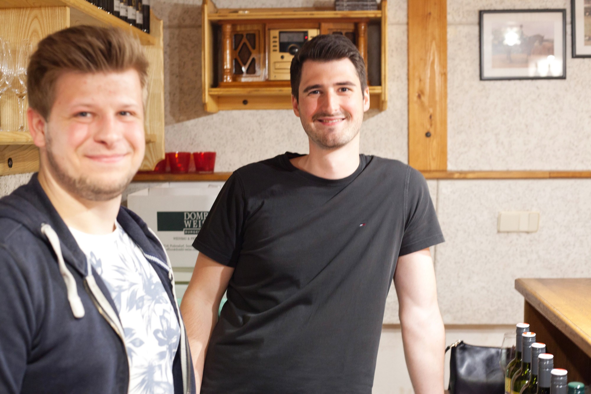 Constantin und Michael Dombi beim Weinfrühling im Verkostungsraum
