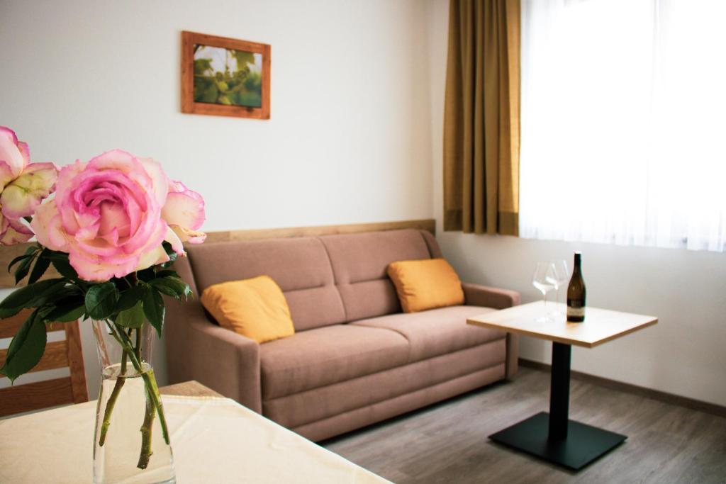Doppelzimmer mit Balkon: Sitzecke mit Sofa