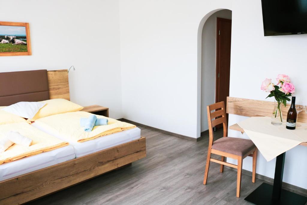 Großes Doppelzimmer mit Tisch und Stuhl